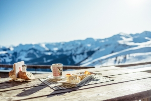 Apfelstrudel_mit_Aussicht_in_die_Berge©ski_juwel_alpbachtal_wildschoenau