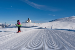 Kinder_Skifahren_Niederau_mit_Kirche_©Wildschönau_Tourismus_HDabernig