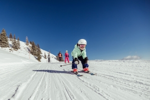 Vollgas_auf_der_Piste_Skifahren_mit_Family©ski_juwel_alpbachtal_wildschoenau