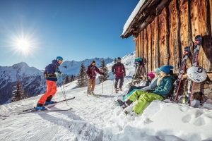 genussvolle_pause_bei_holzhuette_im_ski_juwel_alpbachtal_wildschoenau©ski_juwel_alpbachtal_wildschoenau