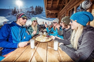 kaiserschmarren_genuss_mit_skifreunden_bei_der_kafner_ast©ski_juwel_alpbachtal_wildschoenau