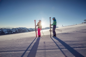 paar_beim_first_line_skiing_am_wiedersbergerhorn_in_Alpbach_©ski_juwel_alpbachtal_wildschoenau