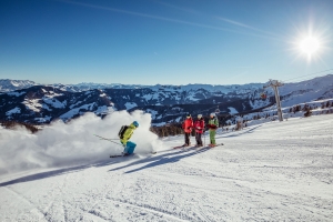 schneestauben_am_schatzberg_mit_skifreunden©ski_juwel_alpbachtal_wildschoenau